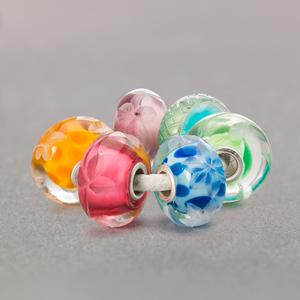 Trollbeads Day 2020 Kit Item no. TGLBE-00185 Celebrate with delicious colours and engravings. The kit consists of the following glass beads: Honey Bee, Raspberry Bush, Blueberry Flower, Lime Leaves, Mint Mesh and Plum Tree. Please note: Glass is a fantastic material. Each glass bead is handmade from red-hot glass in the open flame and no two glass beads are ever completely alike. This goes for size, colouration and pattern. Your bead is absolutely unique and may have slight variations from the bead pictured. Trollbeads Day 2020 Kit is a limited edition and all six glass beads include a 2020 stamp. Weight 12 Recommended retail price $366.00